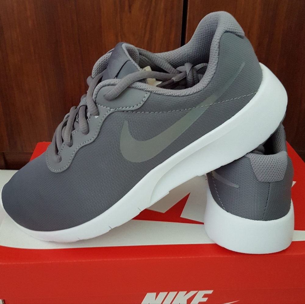 NIKE TANJUN FASHION WOMEN'S SZ7.5 BRAND NEW IN BOX